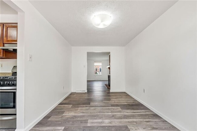 Building Photo - 2 bedroom 1.5 Bath townhome with 1 car gar...