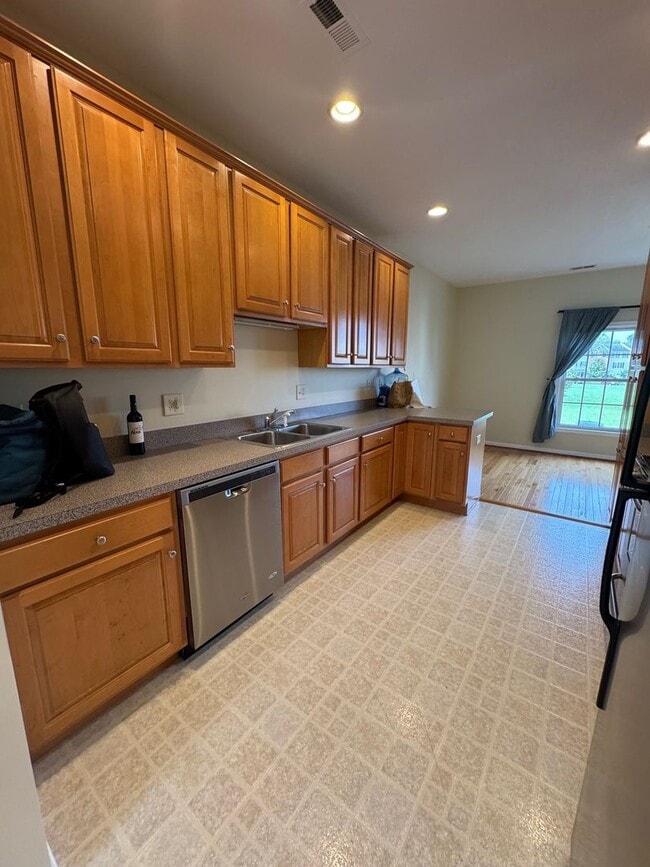 Building Photo - Taylor Spring Townhouse With Garage and Basement