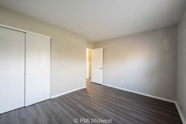 Building Photo - Charming 2-Bedroom Duplex in Indianapolis with Modern Amenities!