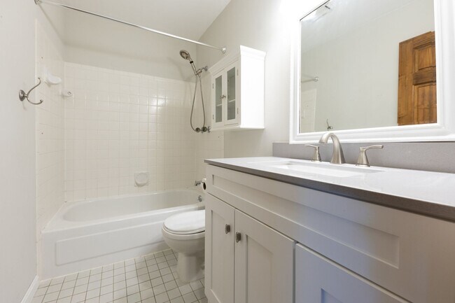 Building Photo - Anderson - Updated and spacious 3 bed 2.5 ...