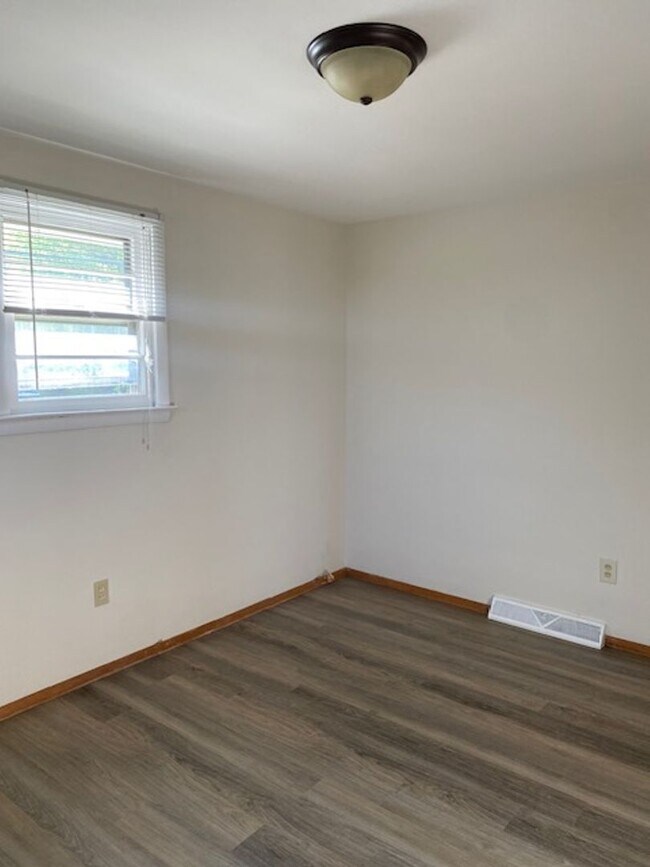 Building Photo - 928 Northway St