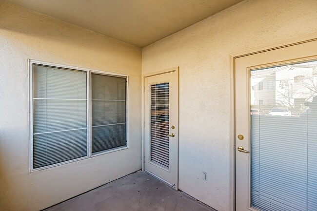 Building Photo - Downstairs condo located in Summerlin