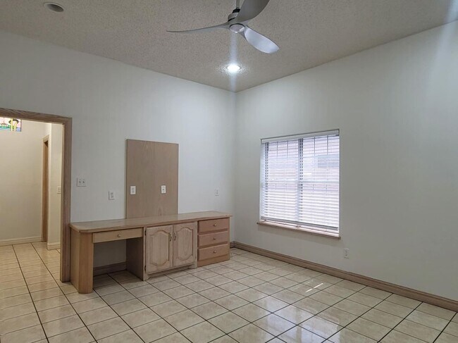 Building Photo - 417 E Bluebird Ave