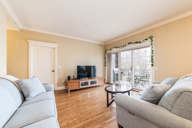 Building Photo - 1021 Peterson Ave