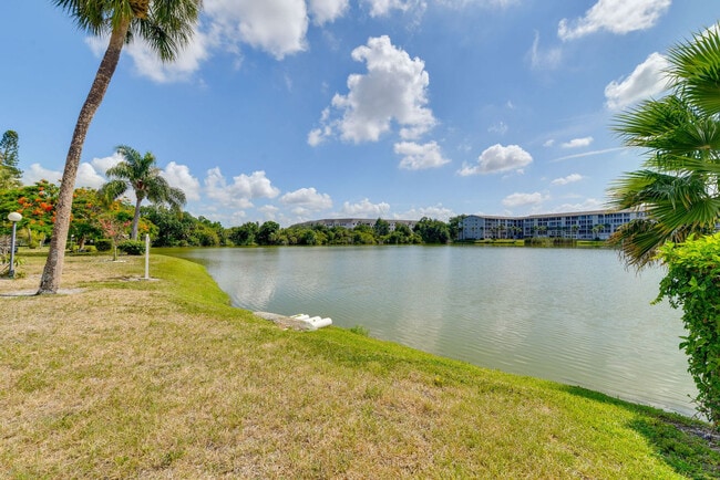 Building Photo - 3817 Lake Bayshore Dr