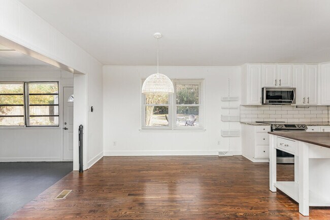 Building Photo - 6701 Lynmont Dr