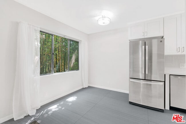 Building Photo - 2488 Beachwood Dr