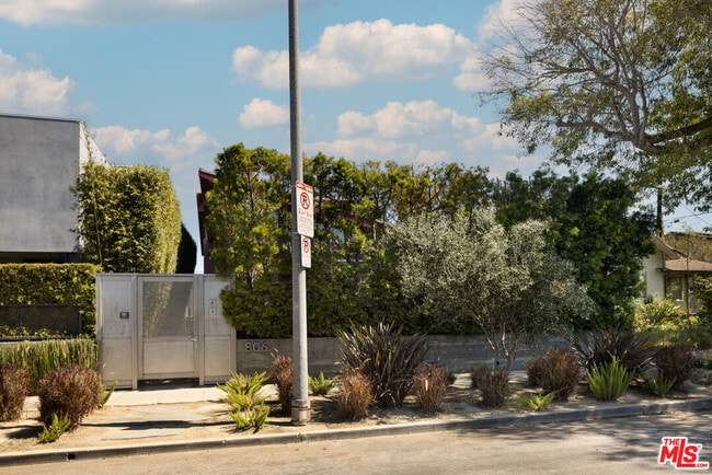 Building Photo - 806 6th Ave