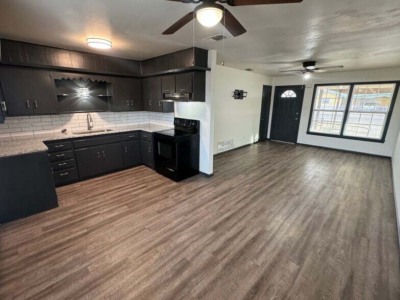 Building Photo - 1210 46th Pl