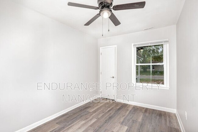 Building Photo - 4612 W Hillcrest Ave