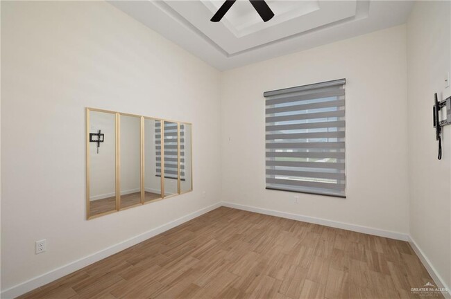 Building Photo - 18 S Peak Dr