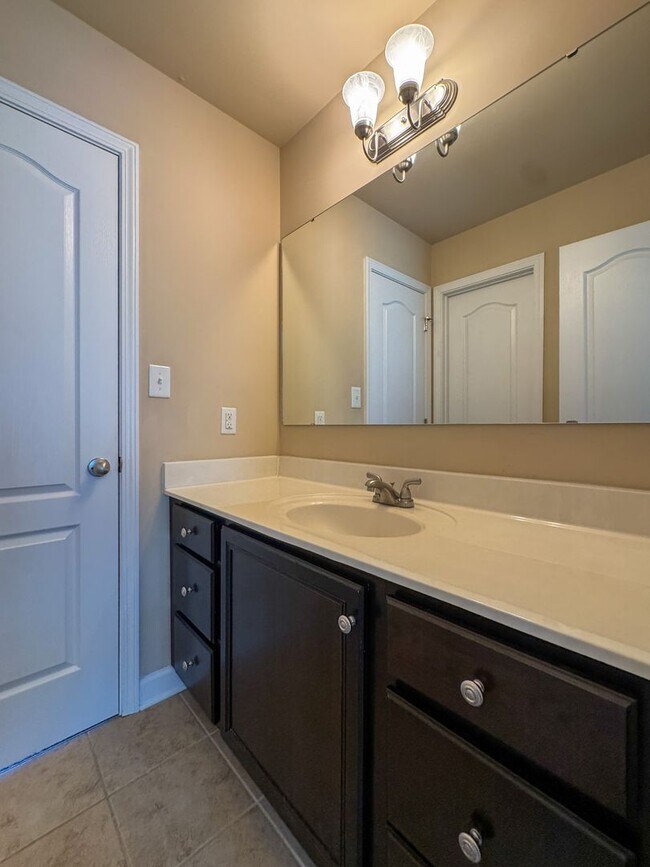 Building Photo - Beautifully Maintained 3 Bed 2.5 Bath West Gate Home