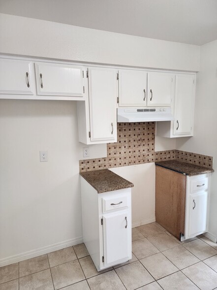 Kitchen - 431 S Simpson Ave