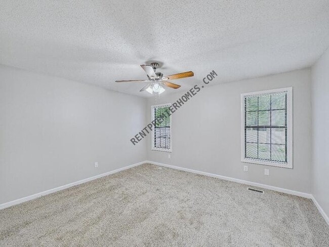 Building Photo - 303 May St