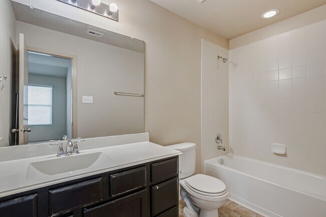 Building Photo - Ready to move in!