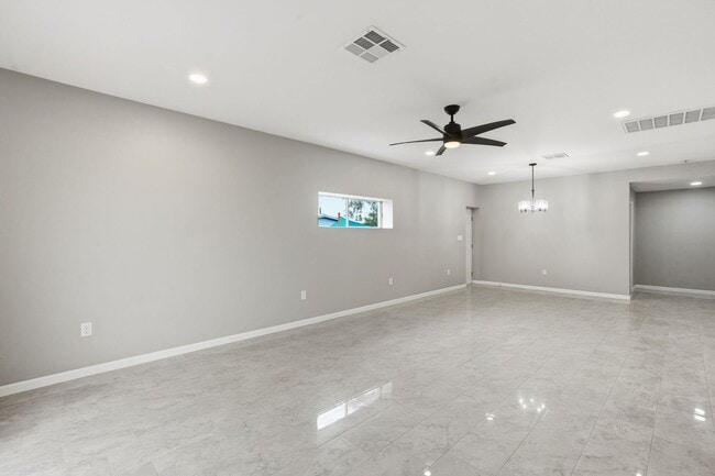 Building Photo - Bright, Fresh & Pet-Friendly — 3BR Retreat Minutes from U of A