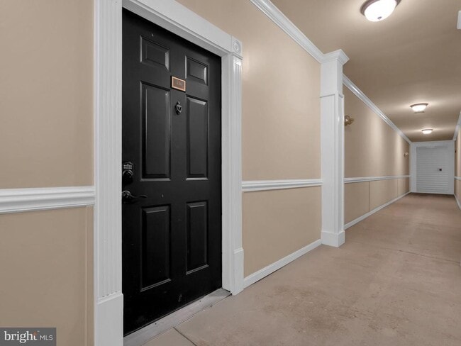 Building Photo - 4852 Eisenhower Ave