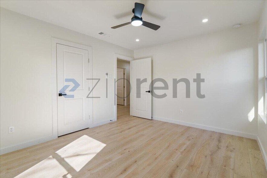 Building Photo - Unit