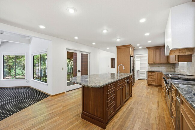 Building Photo - Spectacular 2 story home w/pool in Round Hill Country Club