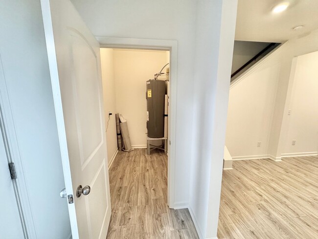 Building Photo - 2 br 2.5 ba townhome near shopping AVAILAB...
