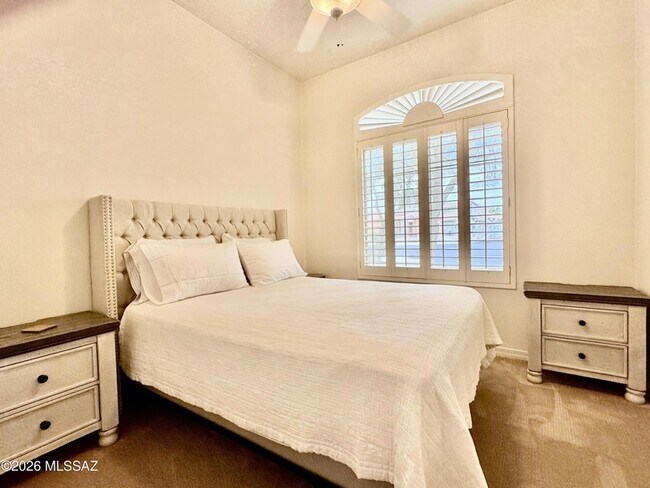 Building Photo - 909 W Leatherleaf Dr