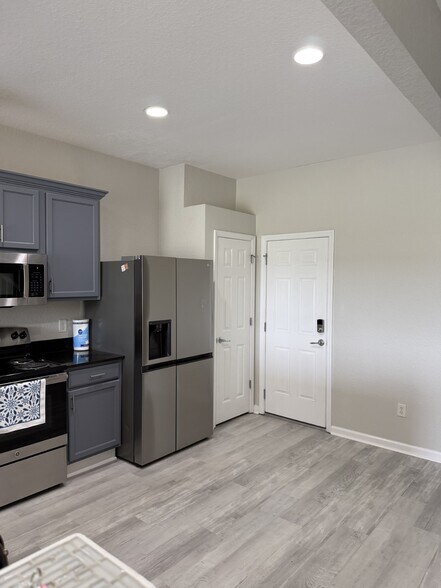Building Photo - 4500 SW 52nd Cir