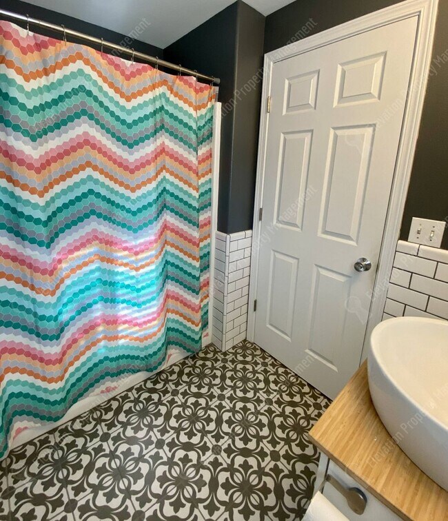 Building Photo - Updated 3BR - 2BA Gardener's Dream, w/ RV parking