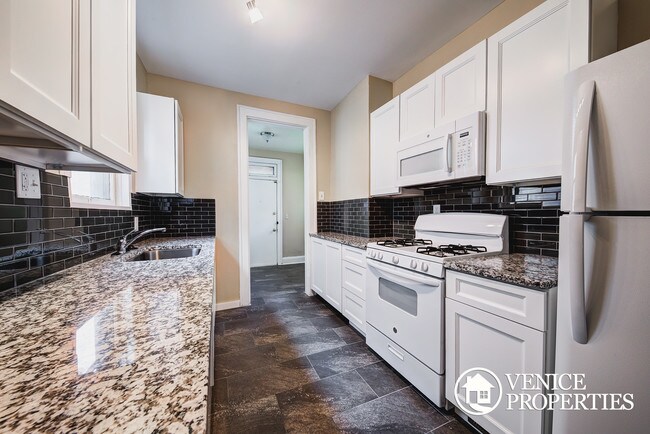 Building Photo - 103 W Norwich Ave