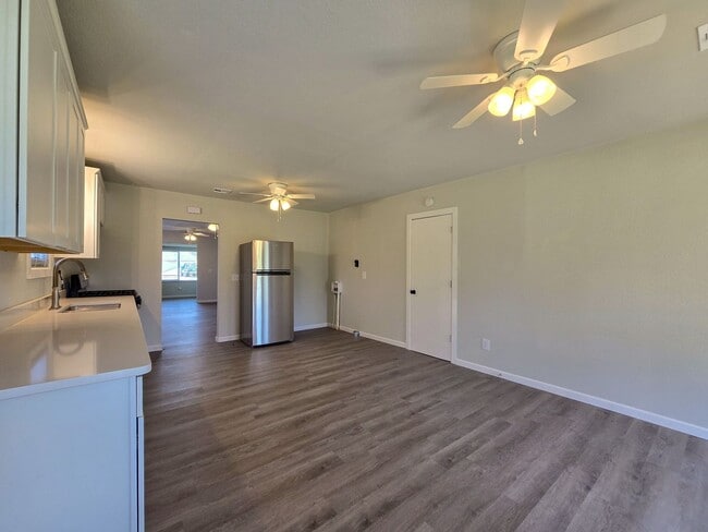 Building Photo - 3 Bedroom 1 Bath Home in Shawnee!