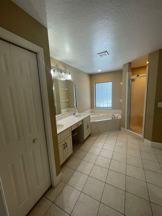 Building Photo - Spacious 4-Bedroom Pool Home – 2 Primary S...
