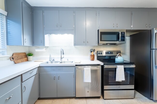 Building Photo - Spacious Updated Unit of Quadplex Availabl...