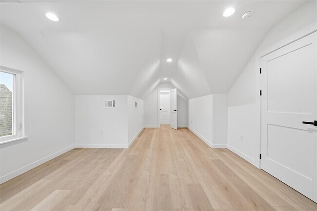 Building Photo - 2212 Yellow Jacket Ln