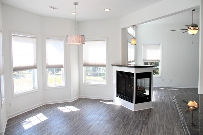 Building Photo - 205 Queenswood Blvd
