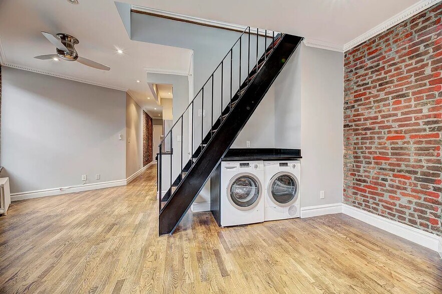 Primary Photo - 410 E 13th St