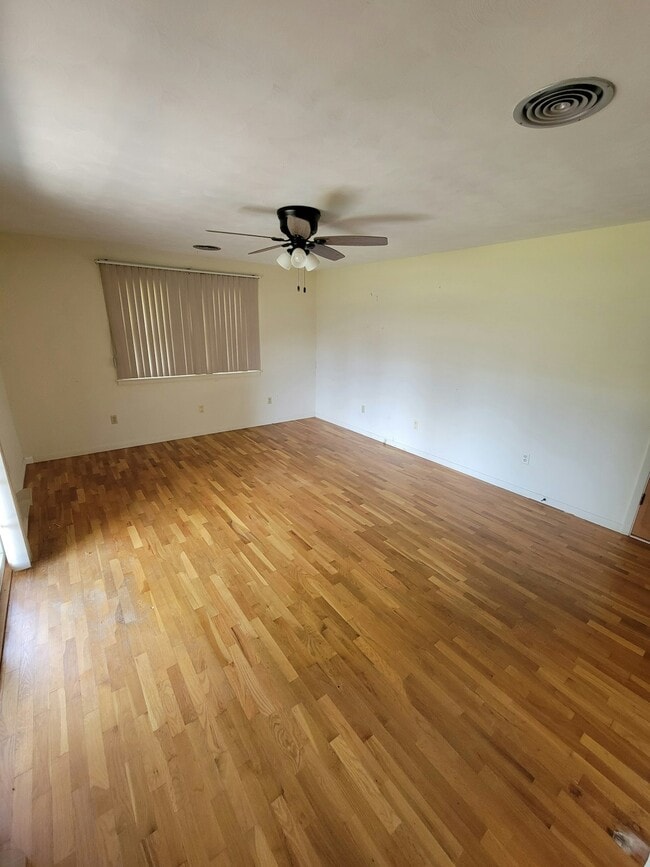 Building Photo - 535 Wagoner Dr