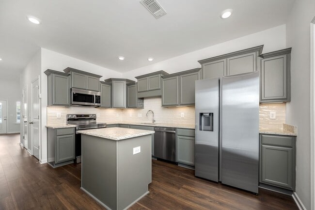 Building Photo - Park Place Townhome!