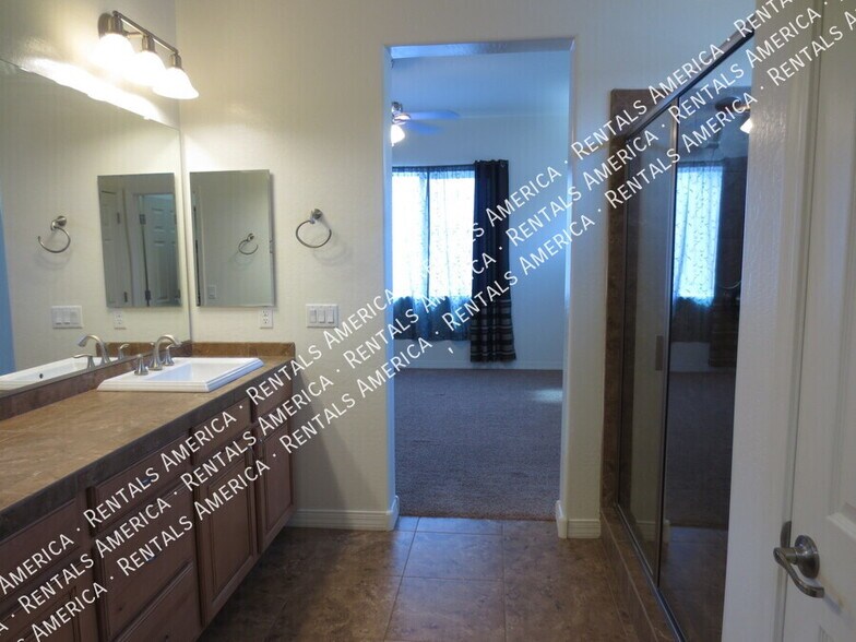 Building Photo - 1133 E Buckingham Ave