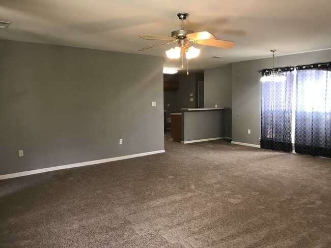 Building Photo - 3 Bedroom House in Denham Springs