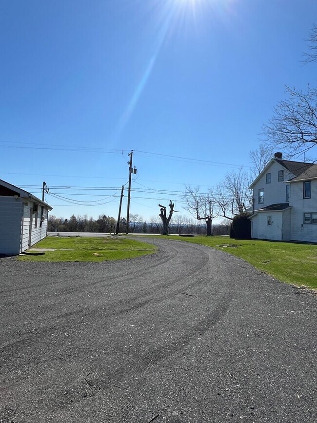 Building Photo - Spacious, bright and newly renovated 2nd-floor apartment available in Bath