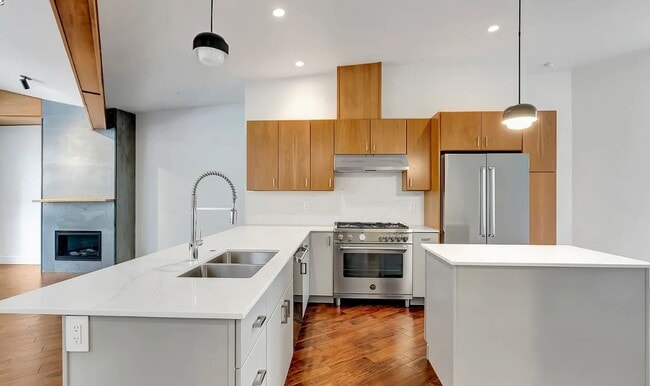 Building Photo - Beautiful Modern Condo in Rattlesnake