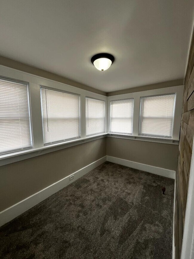 Building Photo - 438 Wales Rd NE