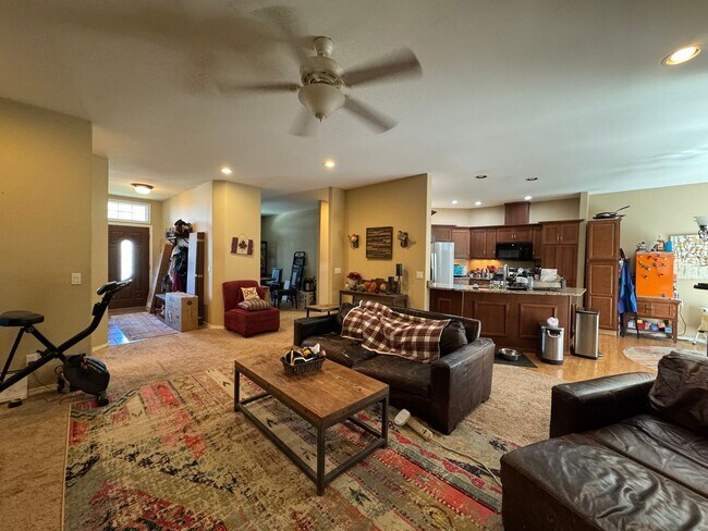 Building Photo - 3 Bedroom, 3 Bathroom House - Walking distance to the beach