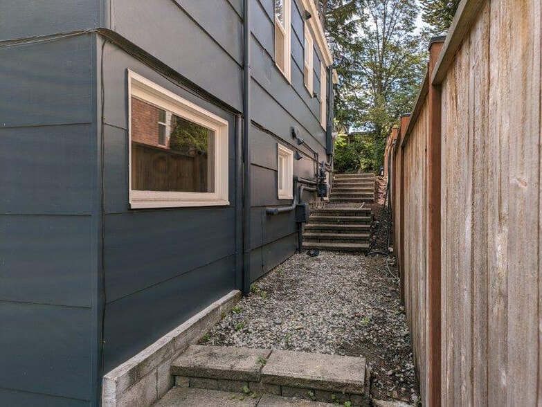 Building Photo - 1036 NE 102nd St