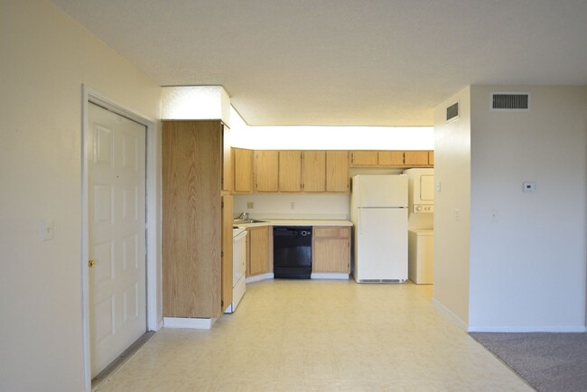 Building Photo - Beautiful 1-Bedroom Condo in Gated East Or...