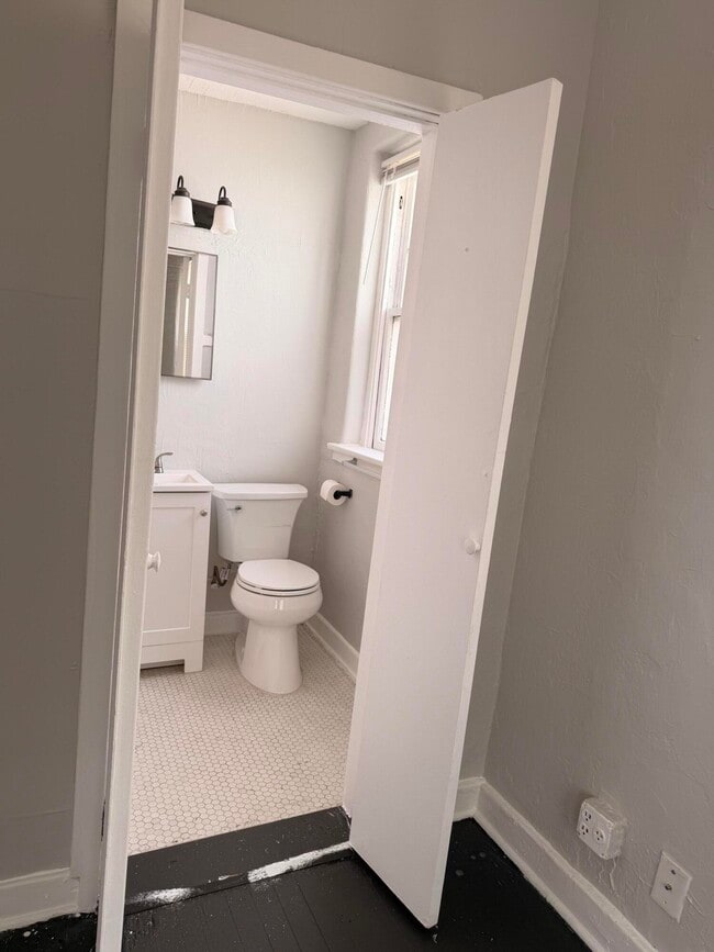 Building Photo - 523 24th St