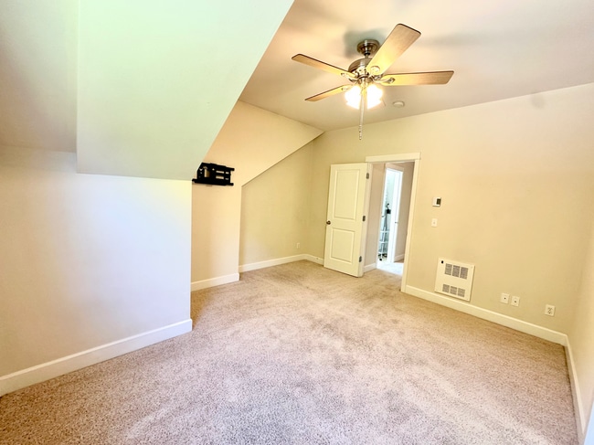 Building Photo - Spacious 3bed/3.5bath Townhome in West Sea...