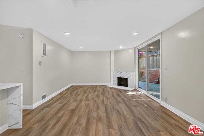 Building Photo - 6305 Green Valley Cir