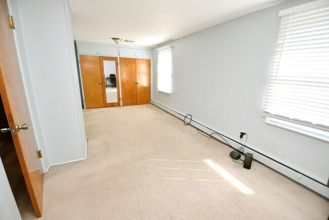 Building Photo - 3 bedroom 2 bath ranch style home in South Bend IN