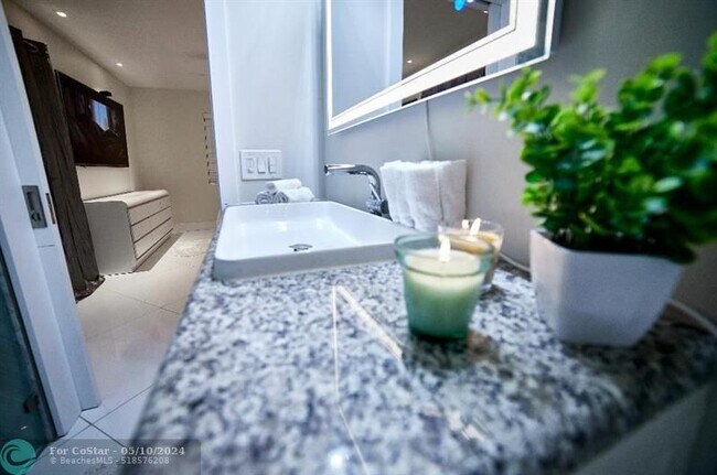 Building Photo - 327 Lancaster St