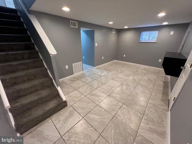 Building Photo - 5804 Shoshone Dr